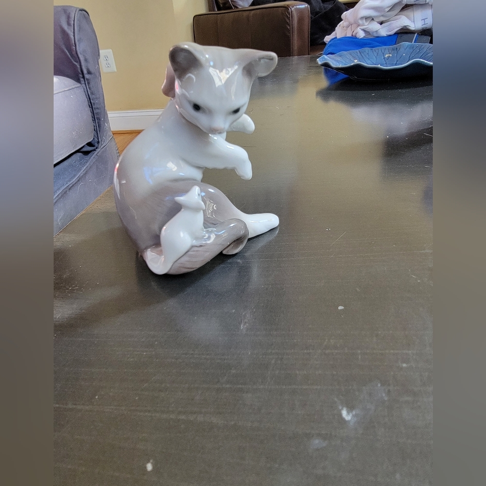 Lladro Kitten and Mouse Figurine